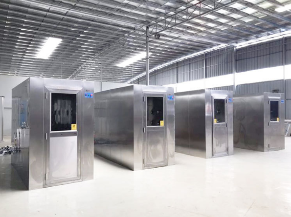 風淋室是人進入潔凈室所必需的通道，它可以減少進出潔凈室所帶來的污染問題