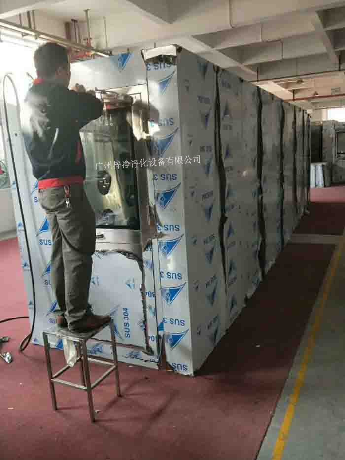 1590型風淋室-標準雙人風淋室是人/貨物進出潔凈室常用的一種凈化裝置。