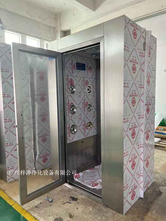 風淋室是一種局部潔凈的設備，可以有效并迅速的去除人體表面附著的一切塵土及雜物