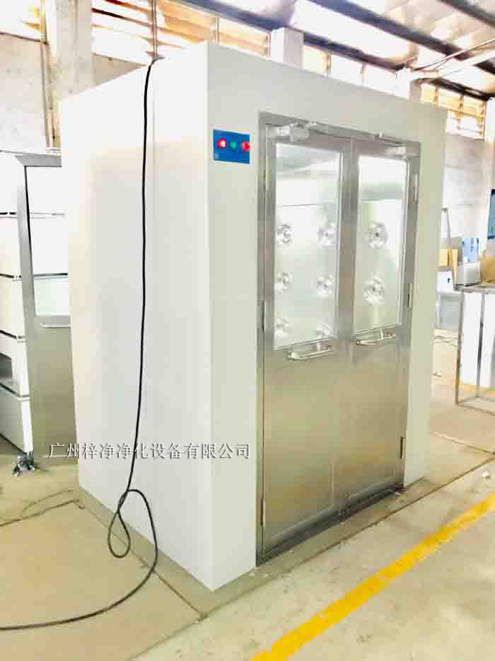 風(fēng)淋室是一種密閉的凈化設(shè)備,主要由外殼、風(fēng)淋噴嘴、風(fēng)機(jī)、空氣過(guò)濾器、控制系統(tǒng)等部分組成。 風(fēng)淋室是一種密閉的凈化設(shè)備,主要由外殼、風(fēng)淋噴嘴、風(fēng)機(jī)、空氣過(guò)濾器、控制系統(tǒng)等部分組成。