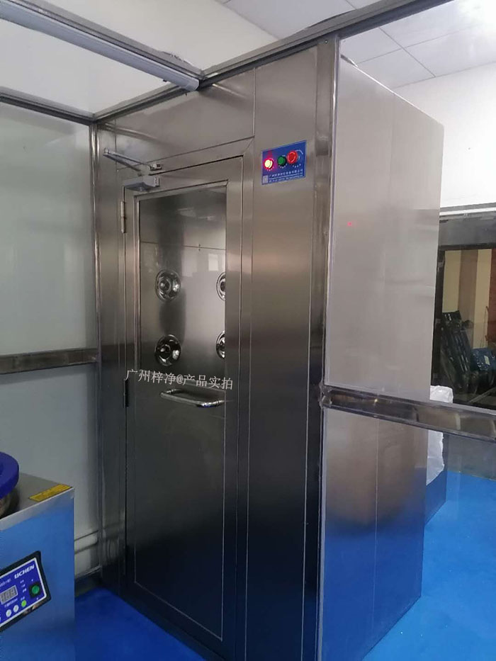 風淋室作為一種重要的潔凈室設備，其內(nèi)部使用的初效過濾器和高效過濾器發(fā)揮著至關重要的作用。