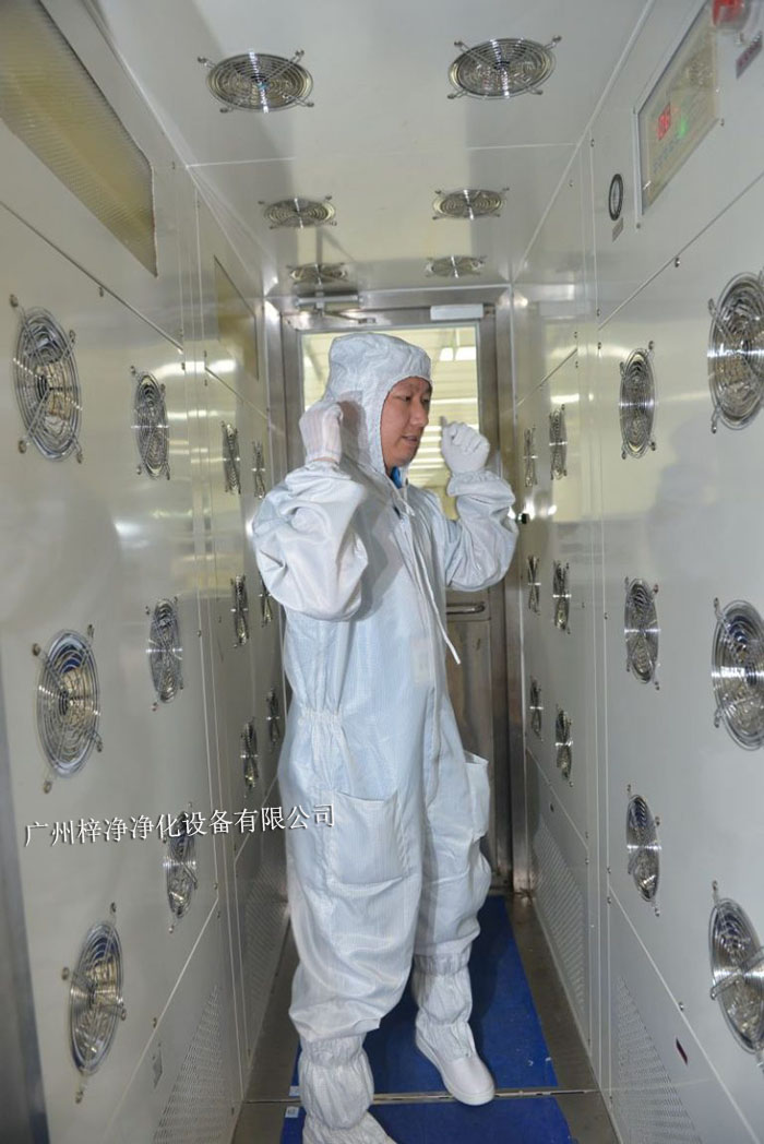 風淋室是一種用于去除人員、物料表面塵埃的凈化設備