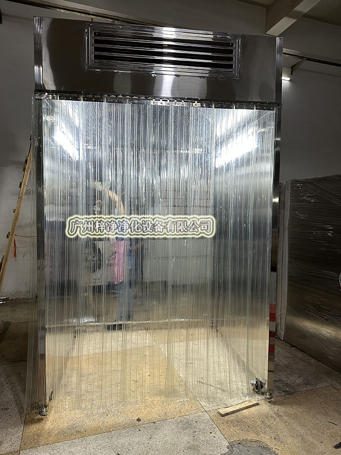 潔凈采樣車工作原理是從室內空氣經過初效過濾器、高效過濾器出風的形式達到高潔凈度的工作環境，是一種垂直流局部空氣凈化裝置。