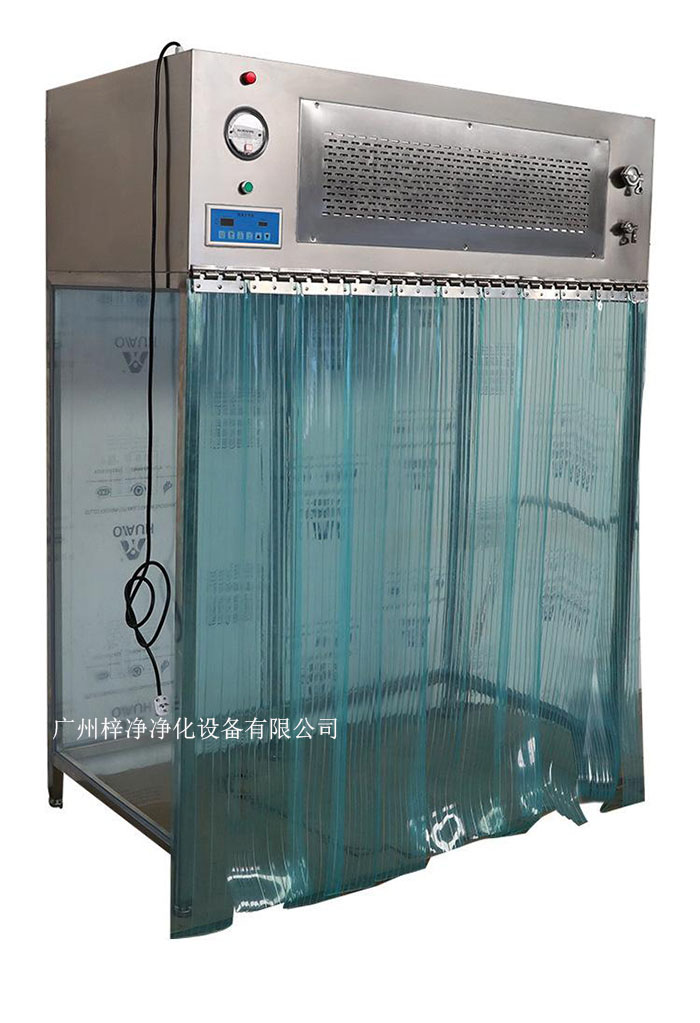 百級潔凈層流罩它主要由箱體、風機、初效空氣過濾器、高效空氣過濾器、阻尼層、燈具等組成。