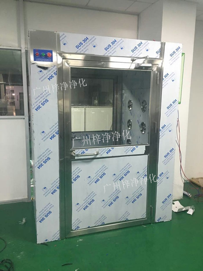 防爆風淋室是指風淋室的電機、指示燈、照明燈、接線管必須嚴格按照防爆標準