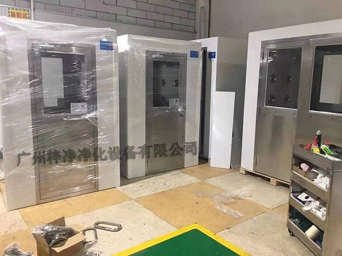 風(fēng)淋室構(gòu)成了一個(gè)完整的空氣凈化系統(tǒng)