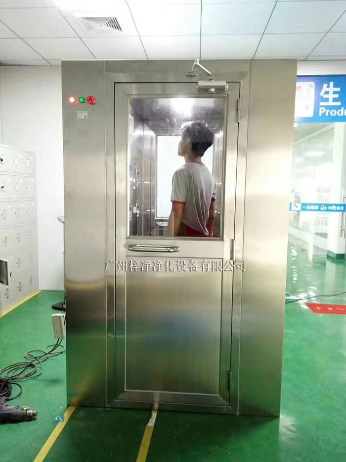 風淋室和貨淋室通常配備有集塵設備，如高效過濾器、吸塵器等。吹淋過程中脫落的灰塵和雜質會被這些設備收集。