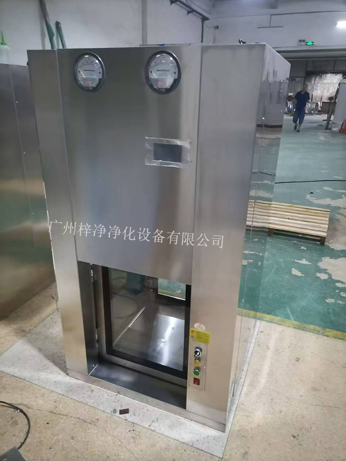 傳遞窗是一種用于潔凈室內(nèi)部或潔凈室與外界之間傳遞物品的設(shè)備，可以防止外部污染進(jìn)入潔凈室。