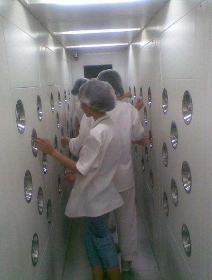 正確使用風淋室不僅能夠有效保證潔凈室內(nèi)的環(huán)境潔凈度,還能延長設(shè)備的使用壽命。 正確使用風淋室不僅能夠有效保證潔凈室內(nèi)的環(huán)境潔凈度,還能延長設(shè)備的使用壽命。