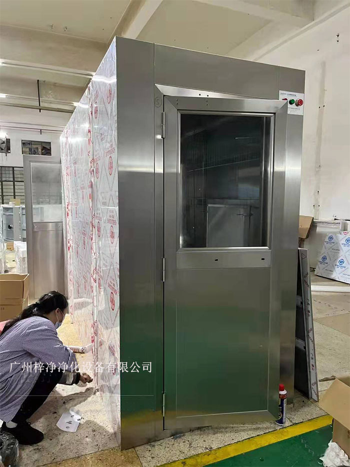 風(fēng)淋室可能會(huì)遇到各種問(wèn)題,影響風(fēng)淋室正常運(yùn)作和潔凈室的整體環(huán)境。 風(fēng)淋室可能會(huì)遇到各種問(wèn)題,影響風(fēng)淋室正常運(yùn)作和潔凈室的整體環(huán)境。