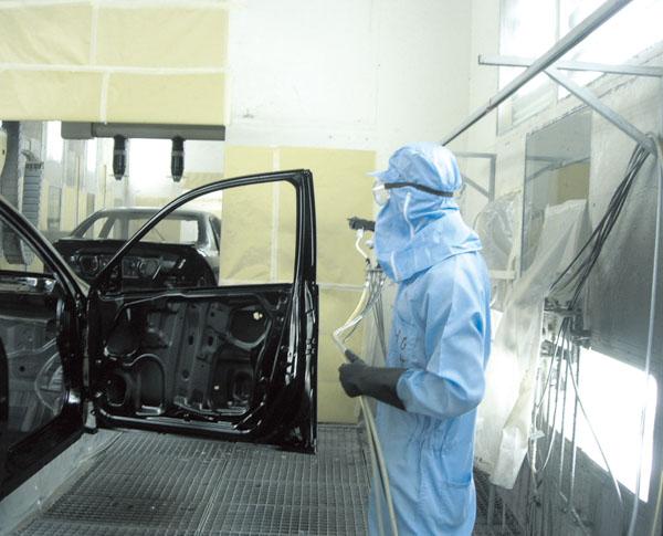 汽車(chē)涂裝車(chē)間生產(chǎn)工人穿著防靜電連體服正在工作
汽車(chē)涂裝車(chē)間生產(chǎn)工人穿著防靜電連體服正在工作