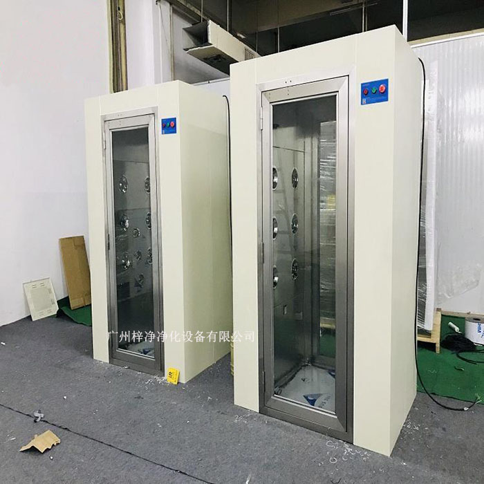 潔凈室、實驗室配套風淋室通道底座頂部的兩側安裝有殼體